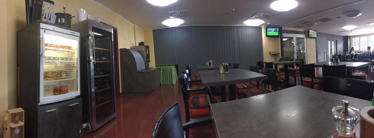 Hotel Arena Chomutov Ngoại thất bức ảnh