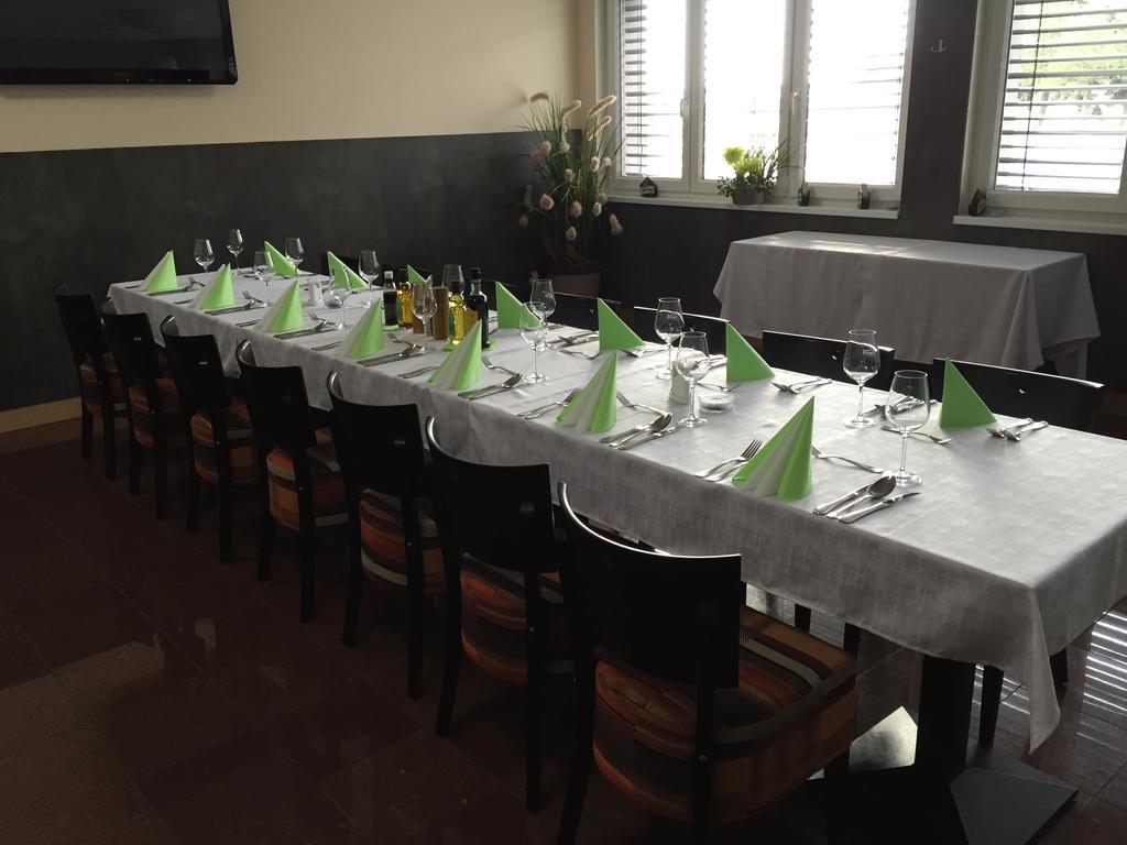 Hotel Arena Chomutov Ngoại thất bức ảnh
