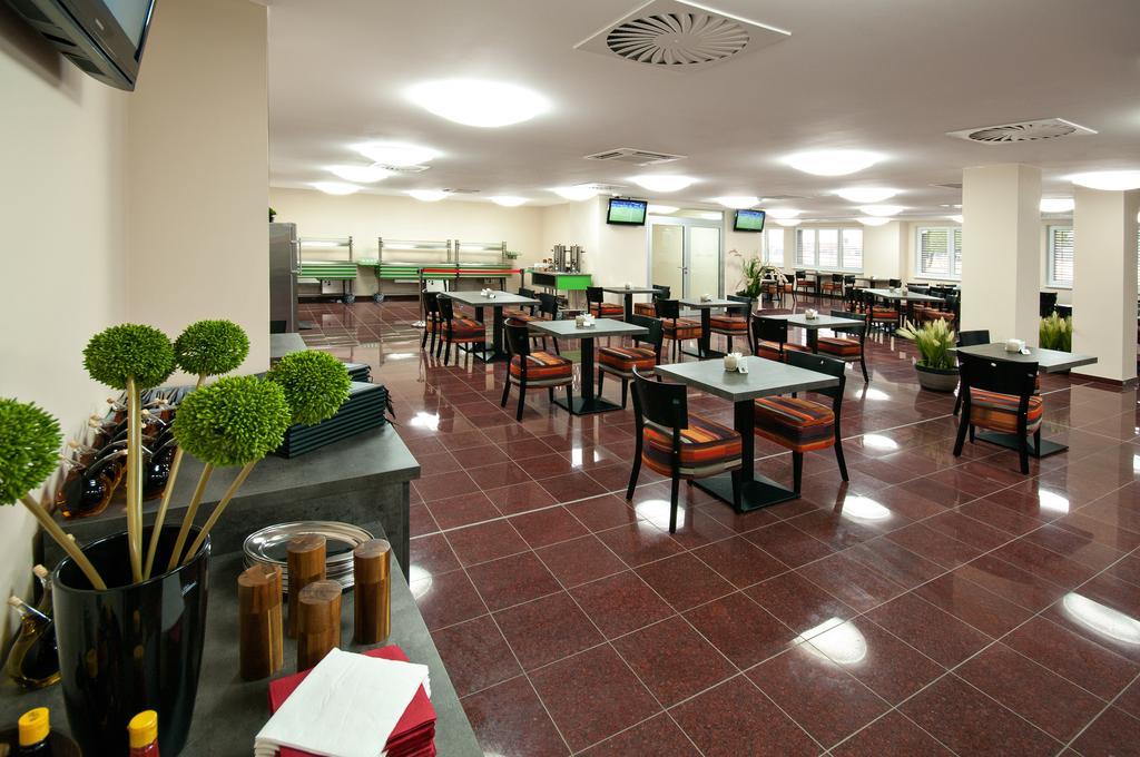 Hotel Arena Chomutov Ngoại thất bức ảnh