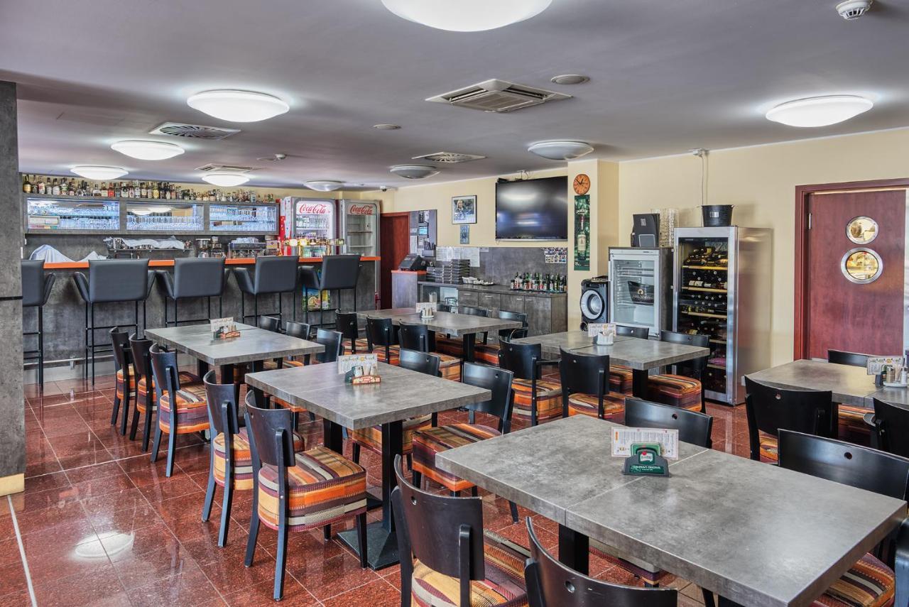 Hotel Arena Chomutov Ngoại thất bức ảnh